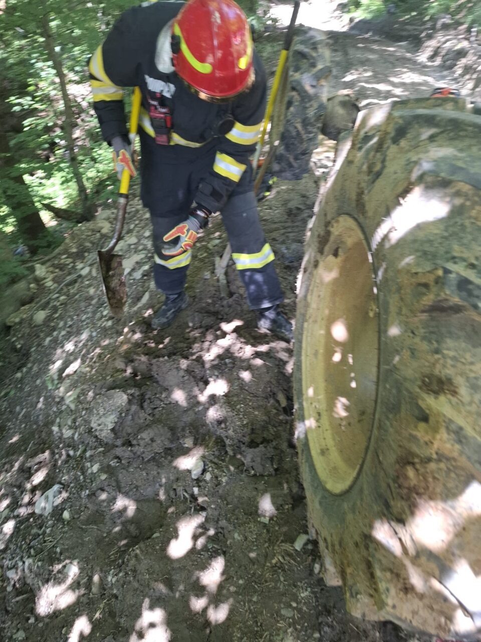 Un bărbat care s-a răsturnat cu tractorul și a suferit răni multiple, preluat și dus la spital cu elicopterul