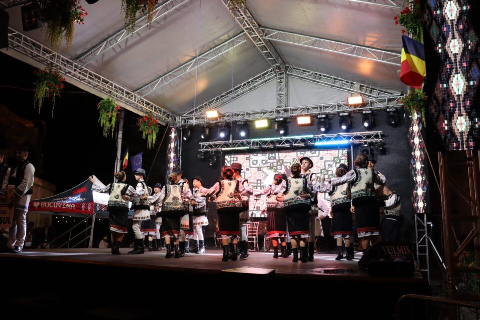 Dansuri și tradiții din Liteni, pe scena festivalului de la Câmpulung Moldovenesc