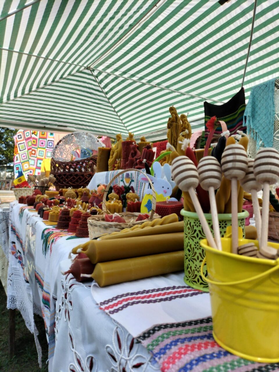 Meșteri populari, produse tradiționale și de anticariat, producători handmade, toate la Muzeul Satului Bucovinean