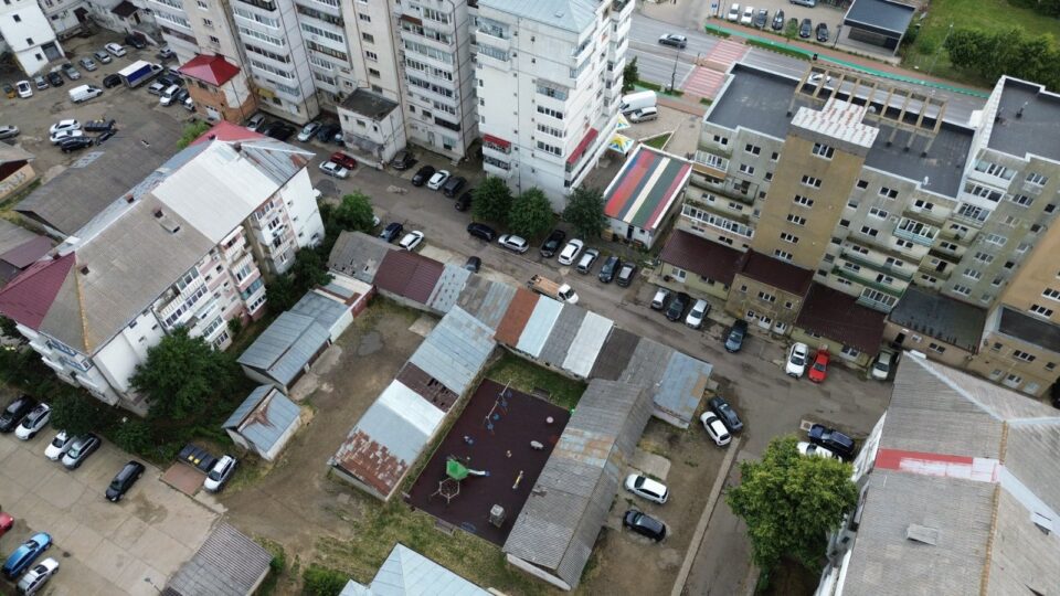 Arbuști ornamentali în locul mașinilor, parcare și loc de joacă în locul garajelor, în Zamca și grădiniță nouă, în Obcini