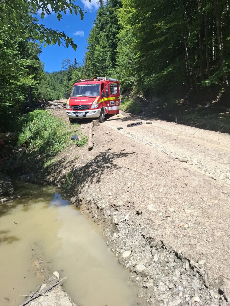 Un bărbat care s-a răsturnat cu tractorul și a suferit răni multiple, preluat și dus la spital cu elicopterul