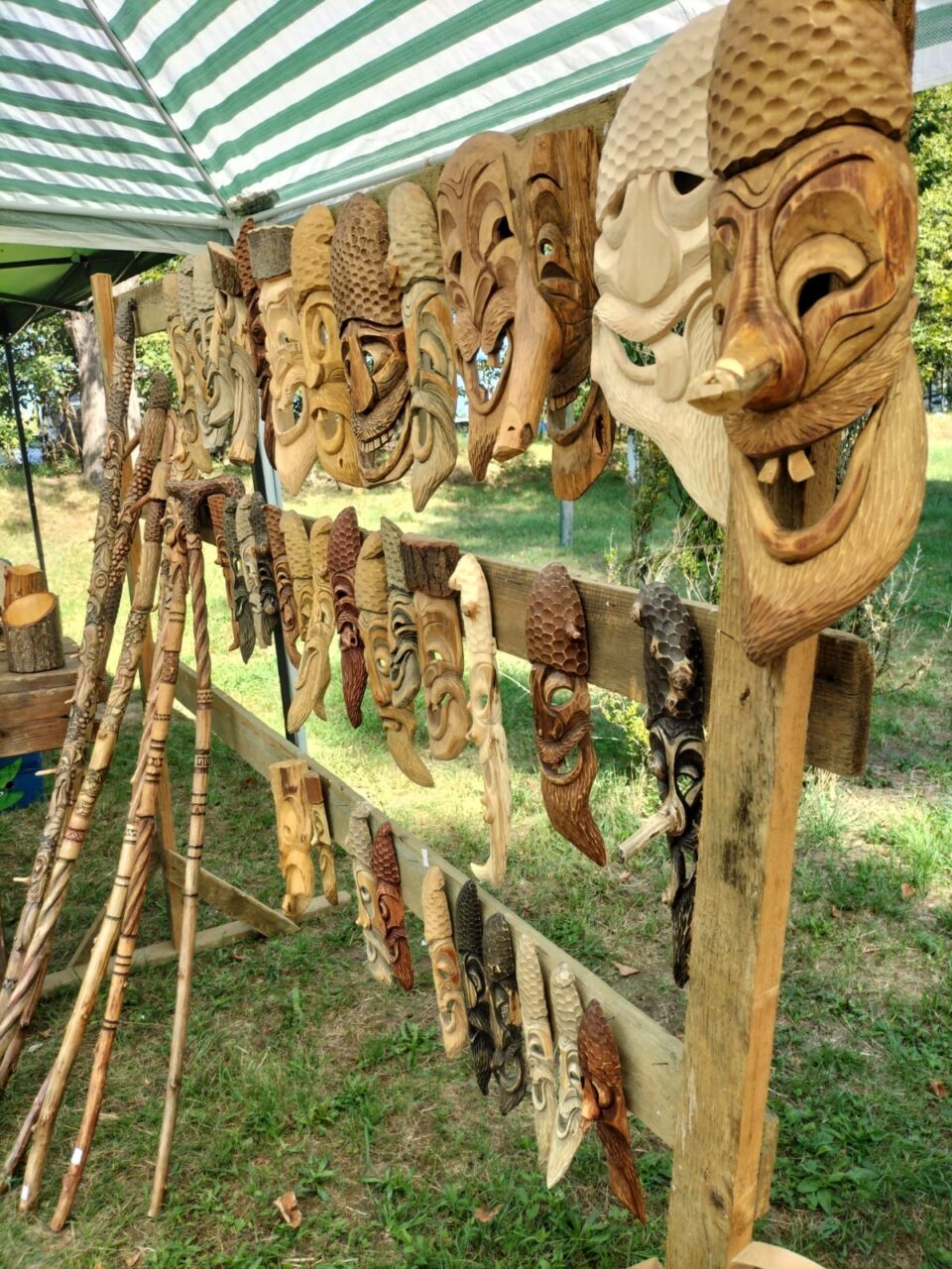 Meșteri populari, produse tradiționale și de anticariat, producători handmade, toate la Muzeul Satului Bucovinean