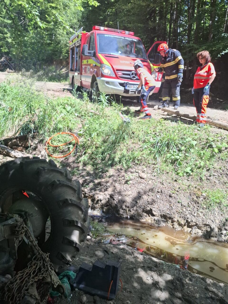 Un bărbat care s-a răsturnat cu tractorul și a suferit răni multiple, preluat și dus la spital cu elicopterul