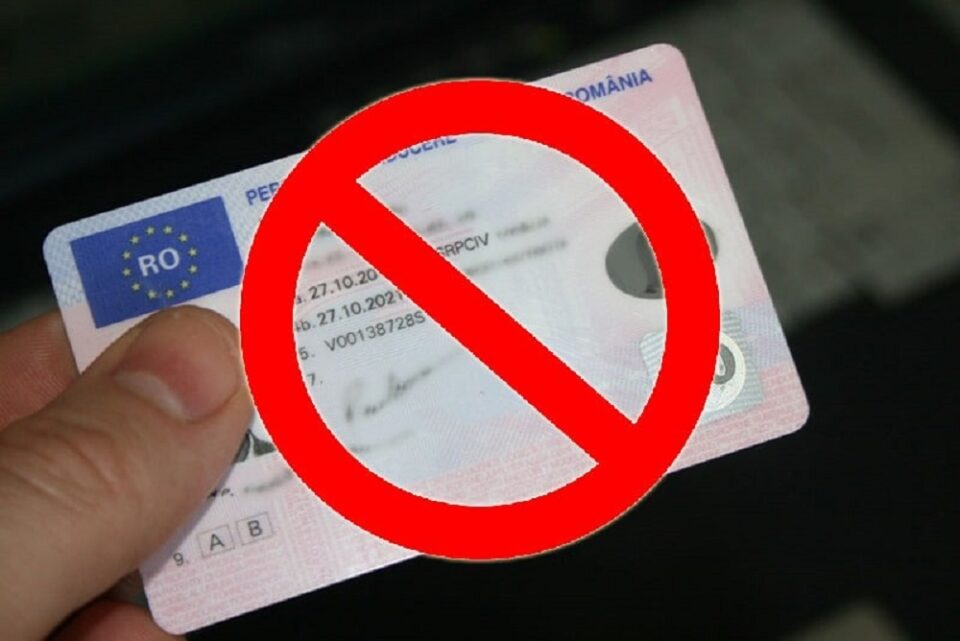 Șofer depistat în trafic, deși avea permisul anulat de acum 14 ani