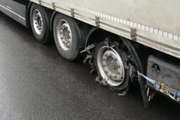 Tragedie evitată în ultima clipă după ce pneul unui tir a explodat