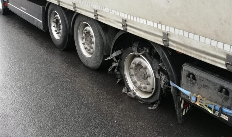 Tragedie evitată în ultima clipă după ce pneul unui tir a explodat
