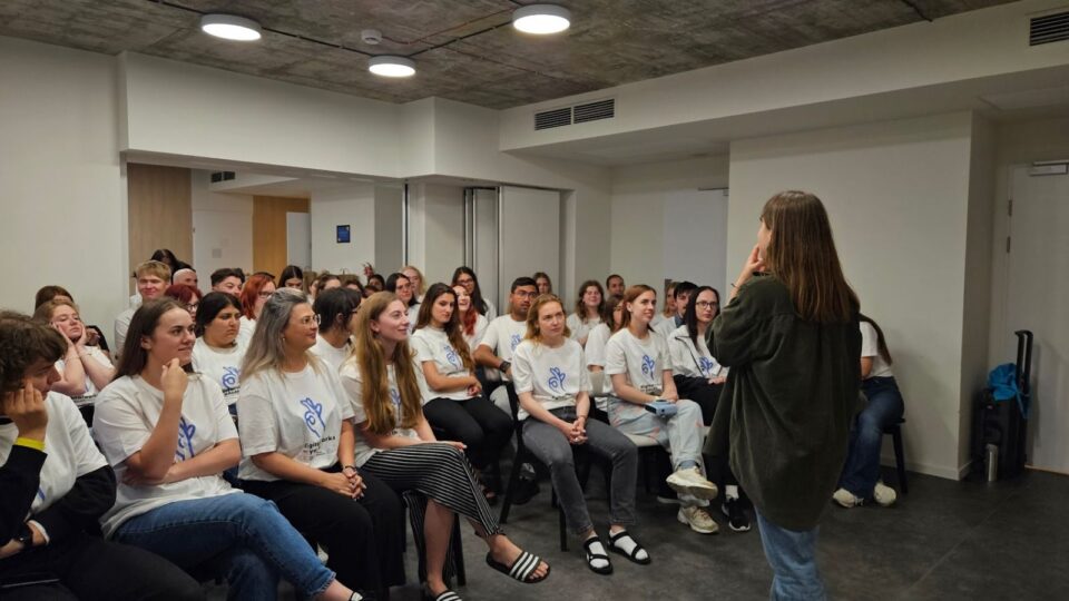 Proiectul „Digital Works for Youth”: Oportunități gratuite pentru integrarea tinerilor pe piața muncii