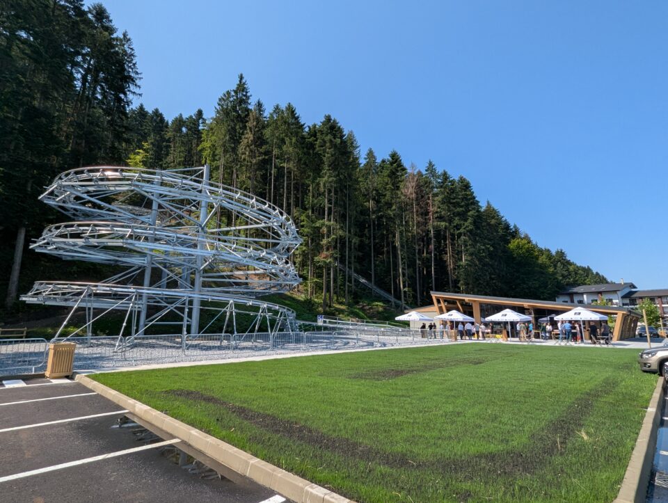 În Gura Humorului s-a inaugurat o nouă atracție turistică spectaculoasă, o sanie de vară cu un traseu de aproape 1,4 kilometri