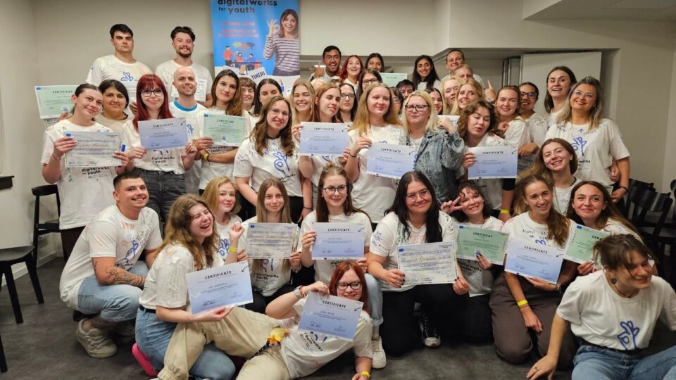 Proiectul „Digital Works for Youth”: Oportunități gratuite pentru integrarea tinerilor pe piața muncii