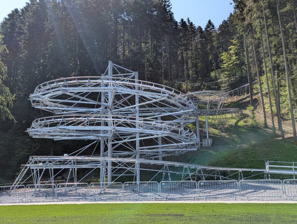 În Gura Humorului s-a inaugurat o nouă atracție turistică spectaculoasă, o sanie de vară cu un traseu de aproape 1,4 kilometri
