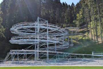 În Gura Humorului s-a inaugurat o nouă atracție turistică spectaculoasă, o sanie de vară cu un traseu de aproape 1,4 kilometri