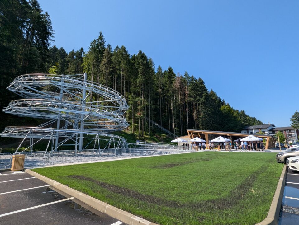 În Gura Humorului s-a inaugurat o nouă atracție turistică spectaculoasă, o sanie de vară cu un traseu de aproape 1,4 kilometri