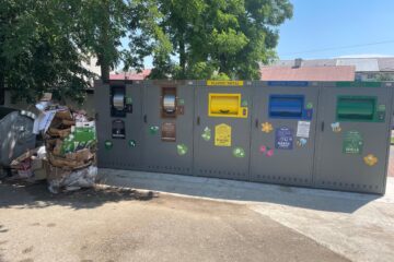 Iarba din curtea caselor le dă bătăi de cap locatarilor din Siret