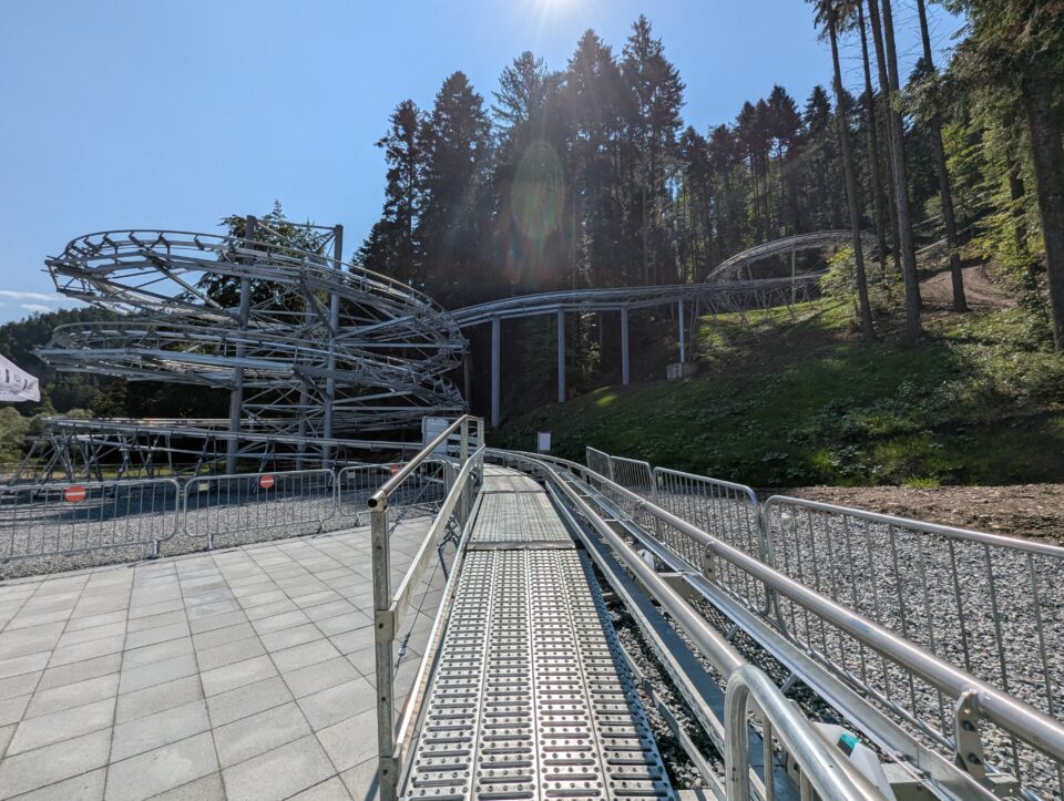 În Gura Humorului s-a inaugurat o nouă atracție turistică spectaculoasă, o sanie de vară cu un traseu de aproape 1,4 kilometri