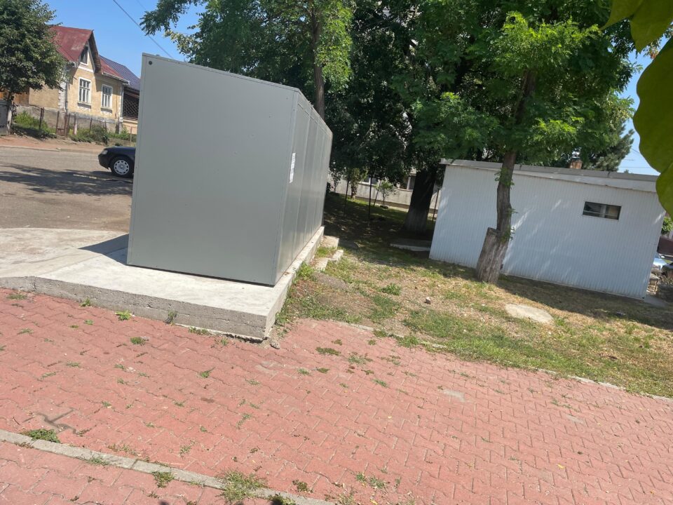 Iarba din curtea caselor le dă bătăi de cap locatarilor din Siret