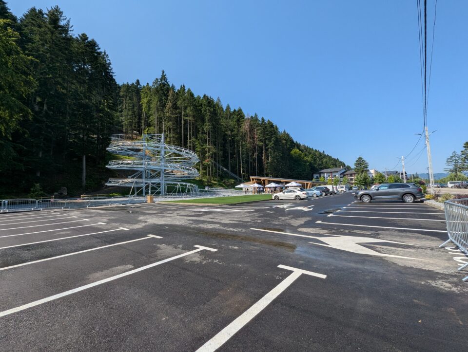 În Gura Humorului s-a inaugurat o nouă atracție turistică spectaculoasă, o sanie de vară cu un traseu de aproape 1,4 kilometri
