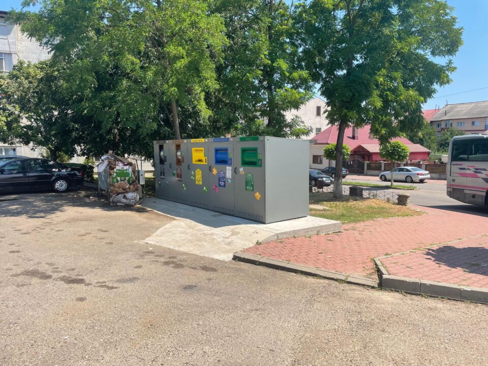Iarba din curtea caselor le dă bătăi de cap locatarilor din Siret
