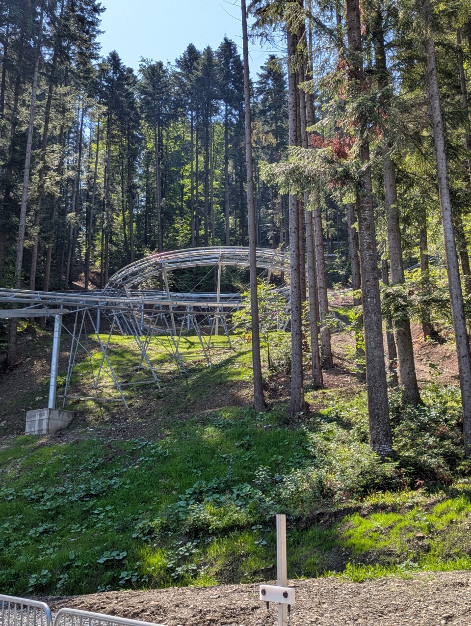 În Gura Humorului s-a inaugurat o nouă atracție turistică spectaculoasă, o sanie de vară cu un traseu de aproape 1,4 kilometri