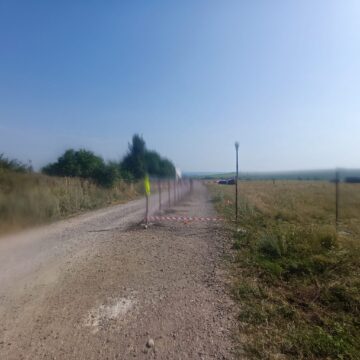 O parte din drumul de acces din E85 către Sala Polivalentă din Suceava a fost blocat cu un gard