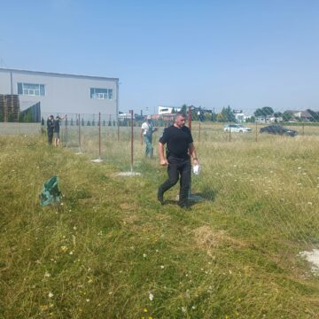 O parte din drumul de acces din E85 către Sala Polivalentă din Suceava a fost blocat cu un gard