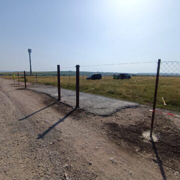 O parte din drumul de acces din E85 către Sala Polivalentă din Suceava a fost blocat cu un gard