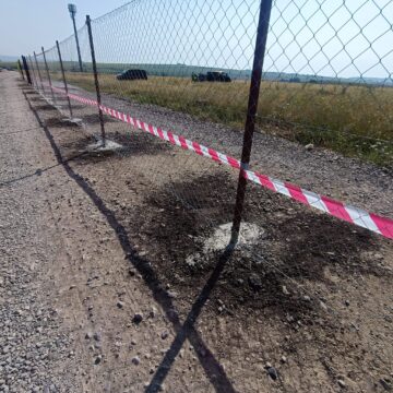 O parte din drumul de acces din E85 către Sala Polivalentă din Suceava a fost blocat cu un gard