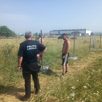 O parte din drumul de acces din E85 către Sala Polivalentă din Suceava a fost blocat cu un gard