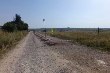 O parte din drumul de acces din E85 către Sala Polivalentă din Suceava a fost blocat cu un gard