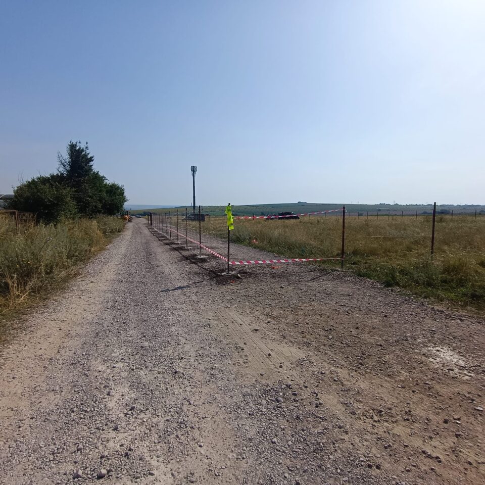 O parte din drumul de acces din E85 către Sala Polivalentă din Suceava a fost blocat cu un gard