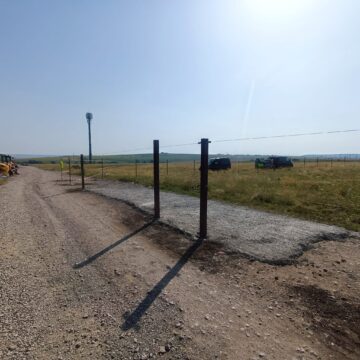 O parte din drumul de acces din E85 către Sala Polivalentă din Suceava a fost blocat cu un gard