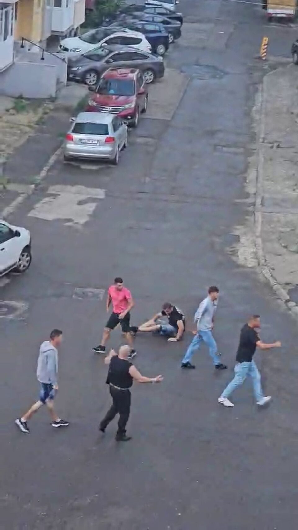 Patru tineri, reținuți în arest doar 24 de ore după o bătaie pe străzile din Burdujeni