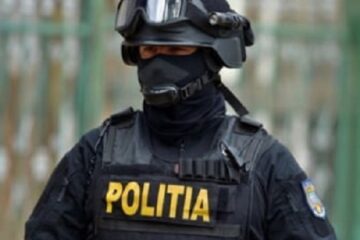 240 de persoane legitimate și amenzi după o razie într-o comună cu mulți voiajori care fac probleme