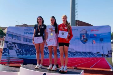 Podiumul probei de 10.000 de metri marș feminin