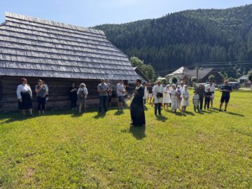 Zeci de oameni au participat sâmbătă la o clacă de lutuit și au dat o nouă față căsuțelor huțule, la Brodina