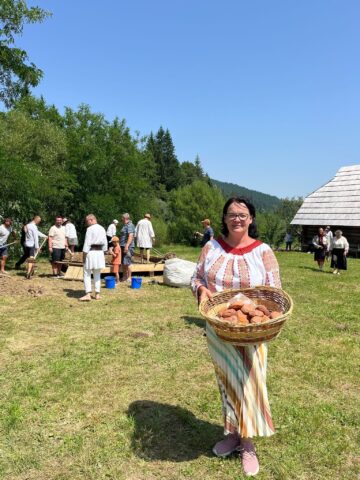 Zeci de oameni au participat sâmbătă la o clacă de lutuit și au dat o nouă față căsuțelor huțule, la Brodina