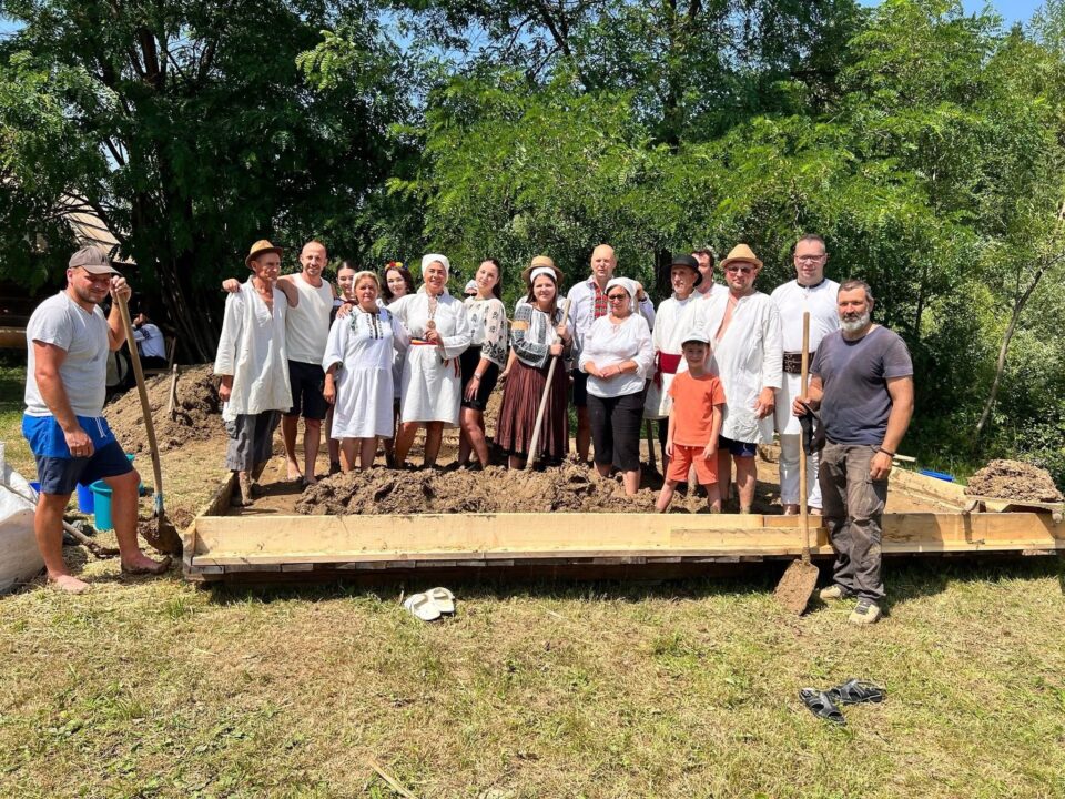 Zeci de oameni au participat sâmbătă la o clacă de lutuit și au dat o nouă față căsuțelor huțule, la Brodina
