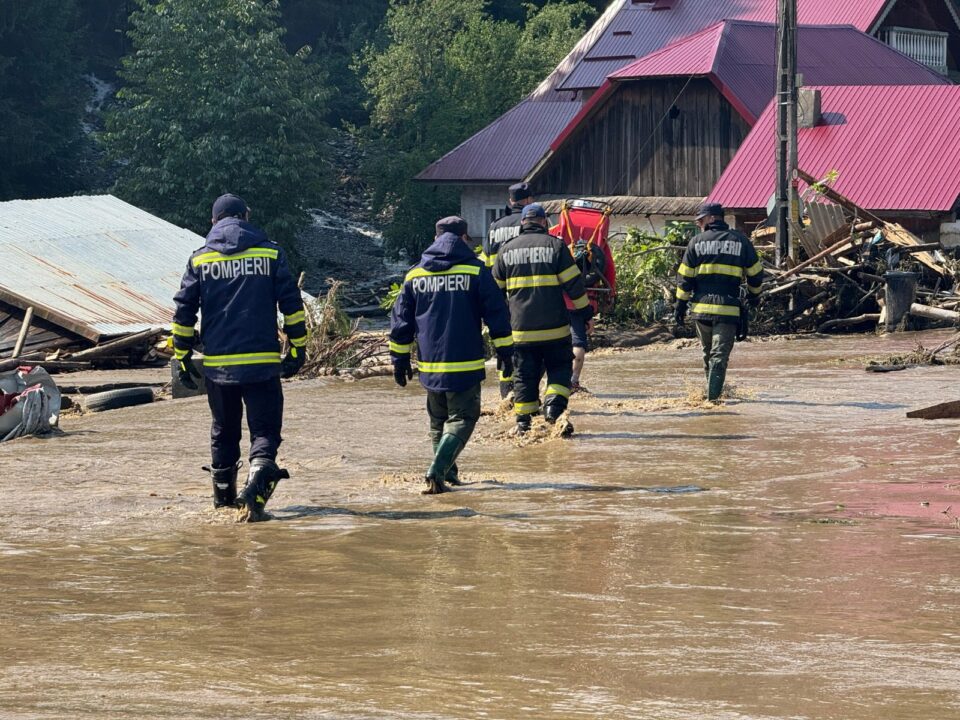 Mobilizare de forțe impresionantă la Broșteni pentru salvarea persoanelor izolate după inundațiile de duminică