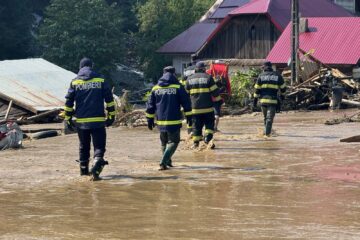 Mobilizare de forțe impresionantă la Broșteni pentru salvarea persoanelor izolate după inundațiile de duminică
