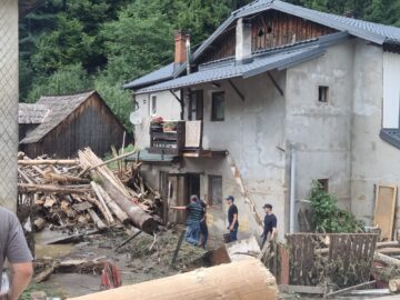 Bilanțul de până acum al inundațiilor: trei decese, 89 de persoane evacuate aerian și 63 terestru, pagube materiale imense