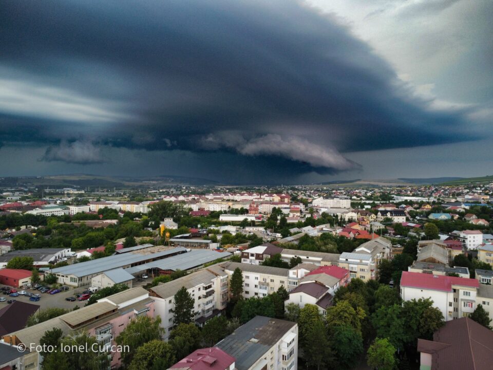 Curți și drumuri inundate, grindină, copaci căzuți și cote ale râurilor la limita de pericol, după weekendul cu ploi violente