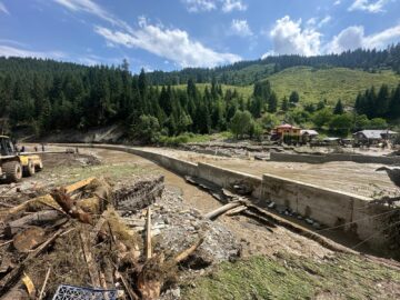 Bilanțul de până acum al inundațiilor: trei decese, 89 de persoane evacuate aerian și 63 terestru, pagube materiale imense