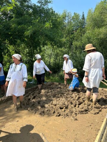 Zeci de oameni au participat sâmbătă la o clacă de lutuit și au dat o nouă față căsuțelor huțule, la Brodina