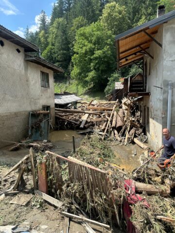 Bilanțul de până acum al inundațiilor: trei decese, 89 de persoane evacuate aerian și 63 terestru, pagube materiale imense