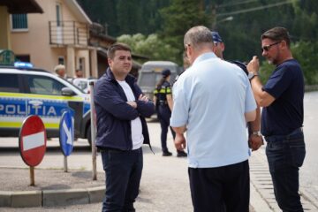 Președintele Consiliului Județean, Gheorghe Șoldan, alături de sinistrați și salvatori în zonele afectate de inundații