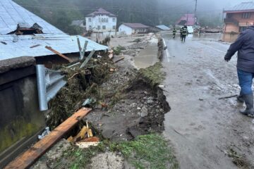 Circulația rutieră este blocată pe DN 17B, în orașul Broșteni și pe DJ 177A, între Ostra și Stulpicani