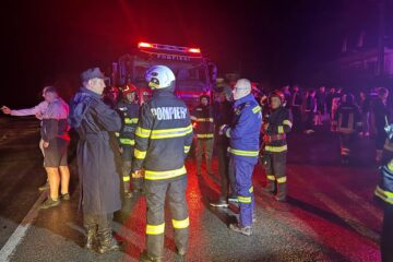 Peste 200 de apeluri de urgență după ploile virulente de duminică seară, victime salvate dar și un om luat de ape