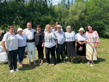 Zeci de oameni au participat sâmbătă la o clacă de lutuit și au dat o nouă față căsuțelor huțule, la Brodina