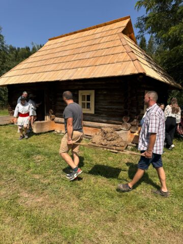 Zeci de oameni au participat sâmbătă la o clacă de lutuit și au dat o nouă față căsuțelor huțule, la Brodina