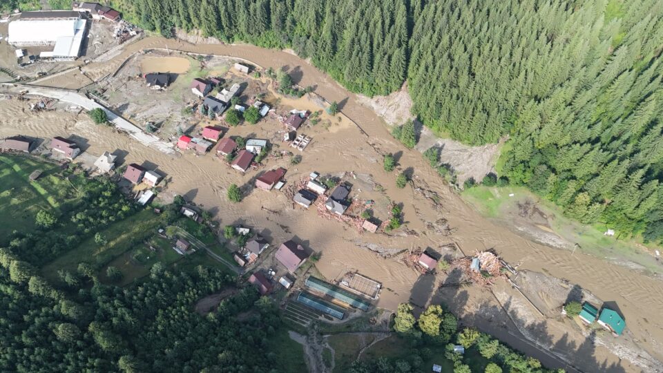 O bătrână luată de apă, observată din elicopter, al doilea deces confirmat în urma inundațiilor de la Broșteni