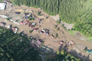 O bătrână luată de apă, observată din elicopter, al doilea deces confirmat în urma inundațiilor de la Broșteni